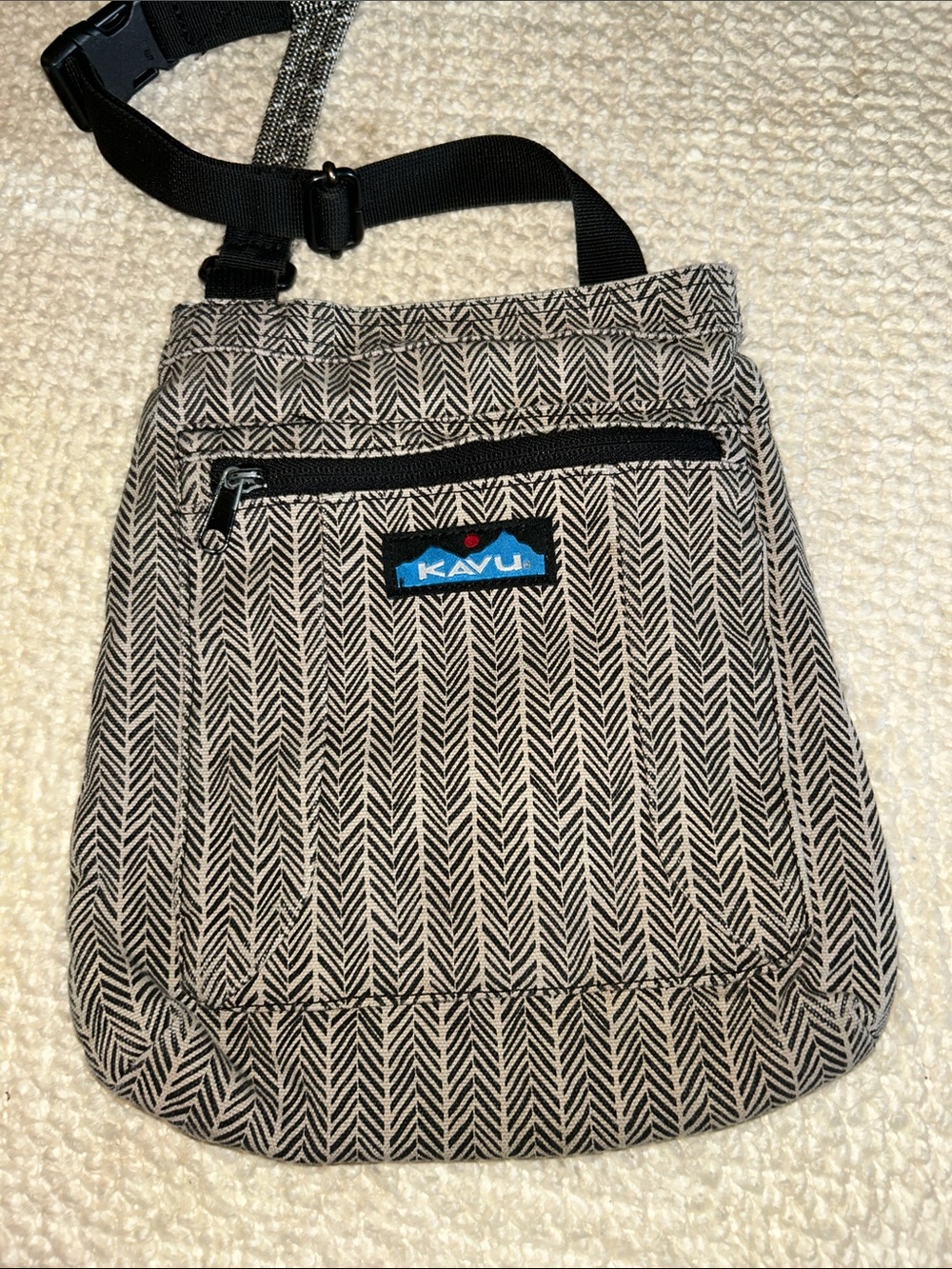 Kavu Black & Beige Herringbone Crossbody Sling - Picture 2 of 7